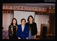 相關藏品主要名稱：琦君夫婦出席現代中國彩墨作品展與鄭愁予等人合照1的藏品圖示